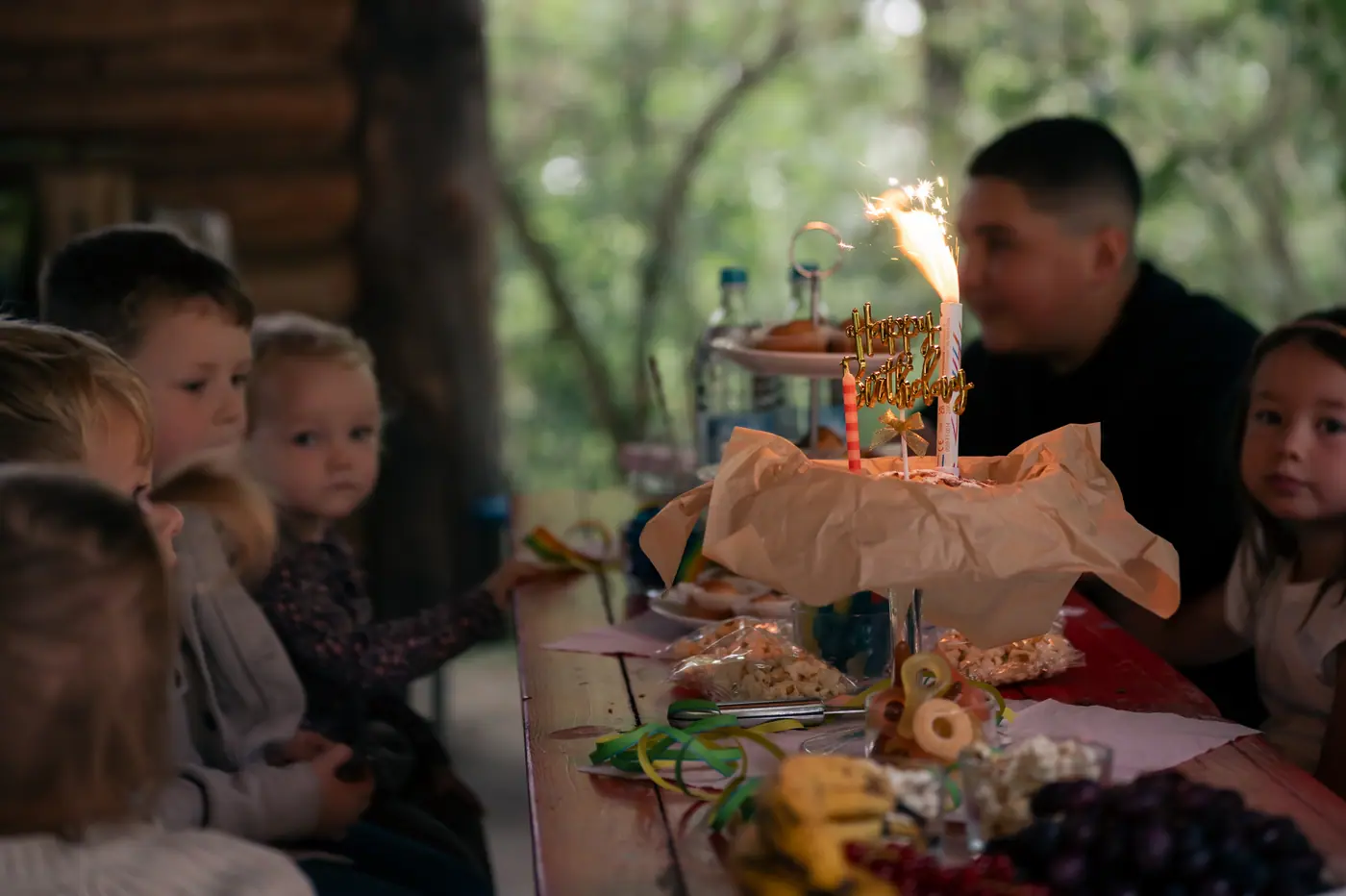 Fröhliche Kindergeburtstagsfeier im Knochengarten