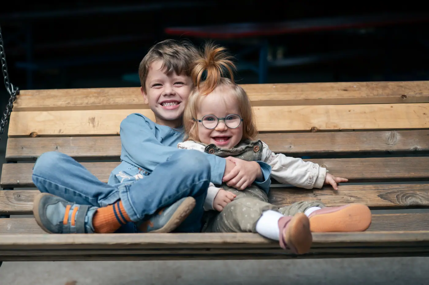 Glückliche Kinder im Knochengarten