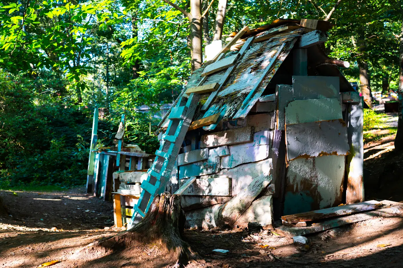 Selbstgebaute Hütten im Hüttendorf