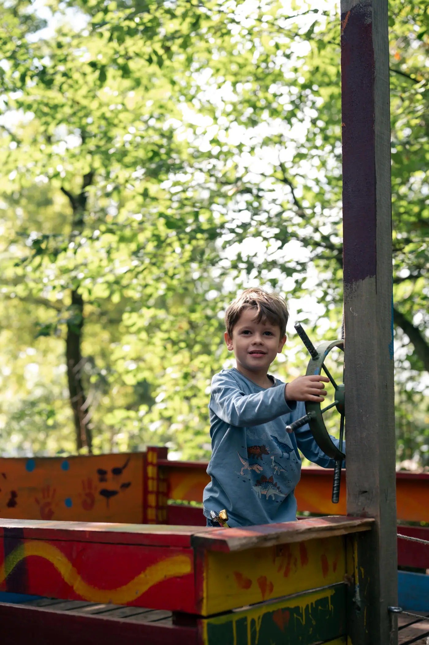 Kinder auf dem Piratenboot