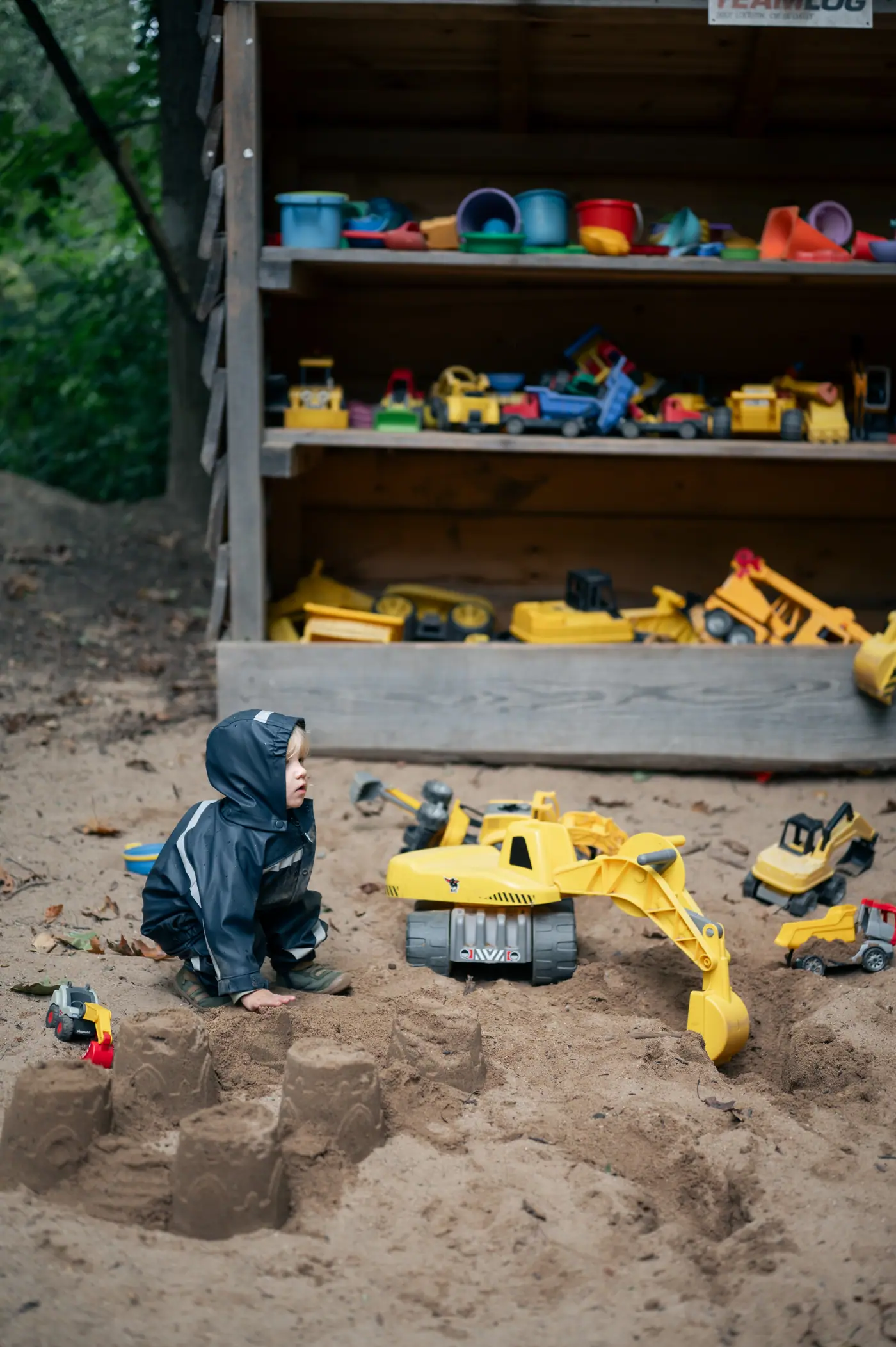 Kind spielt im Sandkasten