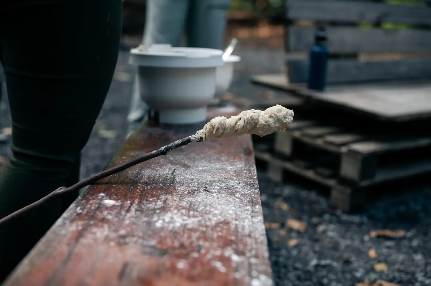 Stockbrot über dem Feuer